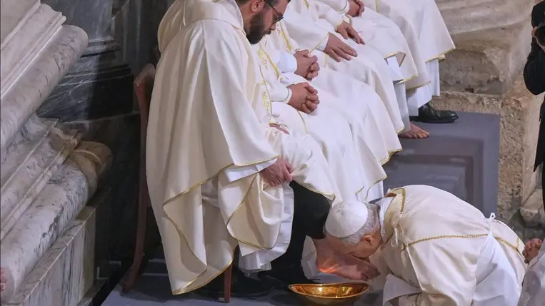  XIV. Leó pápa megmossa és megcsókolja tizenkét római pap lábát az utolsó vacsorára emlékező nagycsütörtöki misén a Lateráni Szent János-bazilikában 2026. április 2-án. (Fotó: MTI/AP/Andrew Medichini)