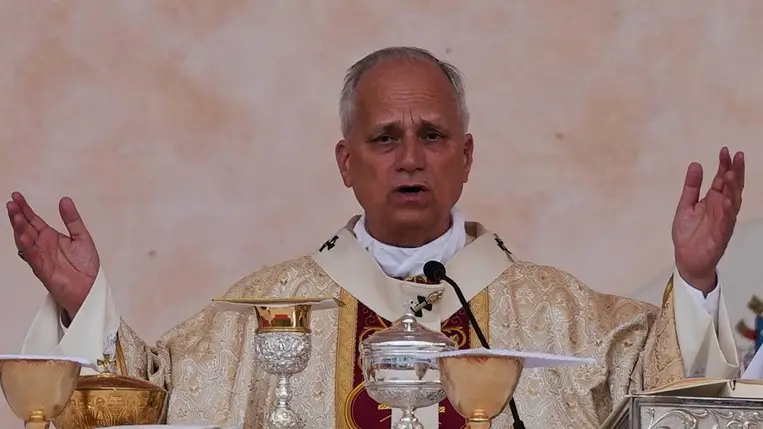 XIV. Leó pápa szentmisét tart a Malabo Stadionban 2026. április 23-án.  (Fotó: MTI/AP/Misper Apawu)