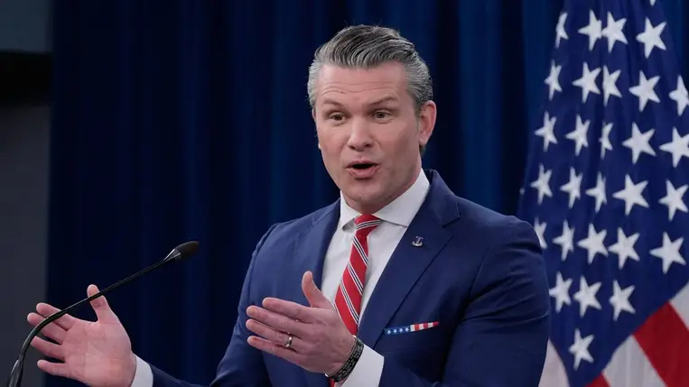 Pete Hegseth amerikai hadügyminiszter sajtóértekezletet tart Washingtonban 2026. május 5-én. (Fotó: MTI/AP/Manuel Balce Ceneta)