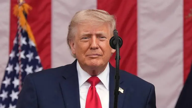 Donald Trump amerikai elnök beszédet mond az arlingtoni Nemzeti Temetőben az Egyesült Államok haderőinek szolgálatában elesett katonák tiszteletére tartott emlékezés napján, 2026. május 25-én (Fotó: MTI/AP/Alex Brandon)