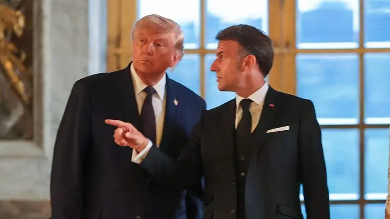 Emmanuel Macron francia elnök fogadja Donald Trump amerikai elnököt az amerikai függetlenségi nyilatkozat 250. évfordulójának megünneplése alkalmából rendezett vacsorán a versailles-i kastélyban 2026. június 17-én (Fotó: MTI/AP/Getty Images pool/Anna Moneymaker)