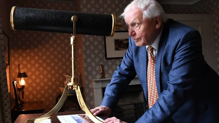 Sir David Attenborough brit természettudós és ismeretterjesztő dokumentumfilmes egy távcsőbe néz a Joseph Mallord William Turner angol romantikus festő alkotásaiból rendezett kiállításon Turner otthonában, London Twickenham nevű külvárosában 2020. január 10-én (Fotó: MTI/EPA/Andy Rain)