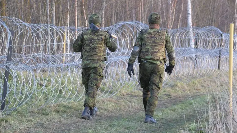  Az észt hadsereg tartalékos katonái járõröznek az észt-orosz határ 40 kilométeres szakaszán, egy elõre be nem jelentett hadgyakorlat során, az észtországi Meremae közelében 2021. november 20-án. MTI/EPA/Valda Kalnina.