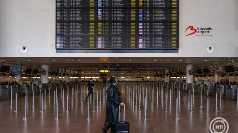 Járattörlésekről tájékoztató elektronikus tábla a brüsszeli Zaventem nemzetközi repülőtér üres indulási csarnokában. MTI/EPA/Olivier Matthys