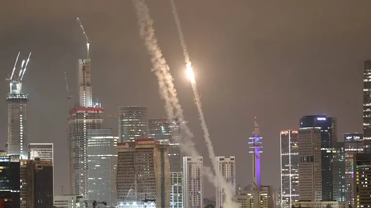 A Vaskupola izraeli rakétaelhárító rendszer tüzel Tel-Avivban egy iráni rakétatámadás alatt, a 2025. június 15-re virradó éjjel.(Fotó: MTI/EPA/Abedin Taherkenareh)