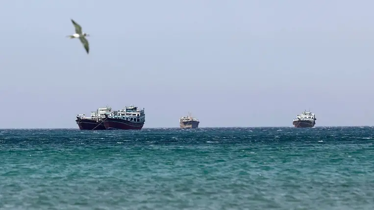 Hajók a Hormuzi-szorosban (Fotó: MTI/EPA/Ali Haider)