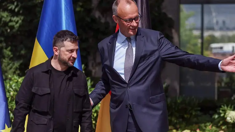 Friedrich Merz német kancellár fogadja Volodimir Zelenszkij ukrán elnököt a berlini kancellárián 2025. augusztus 13-án (Fotó: MTI/EPA pool/Filip Singer)