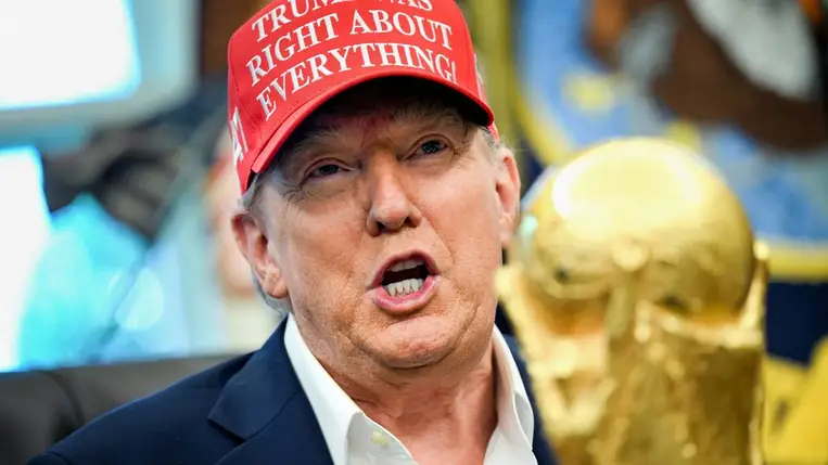Donald Trump amerikai elnök beszél a 2026-os labdarúgó-világbajnokságról tartott sajtóértekezleten a washingtoni Fehér Ház Ovális irodájában 2025. augusztus 22-én.  (Fotó: MTI/EPA/UPI pool/Annabelle Gordon)
