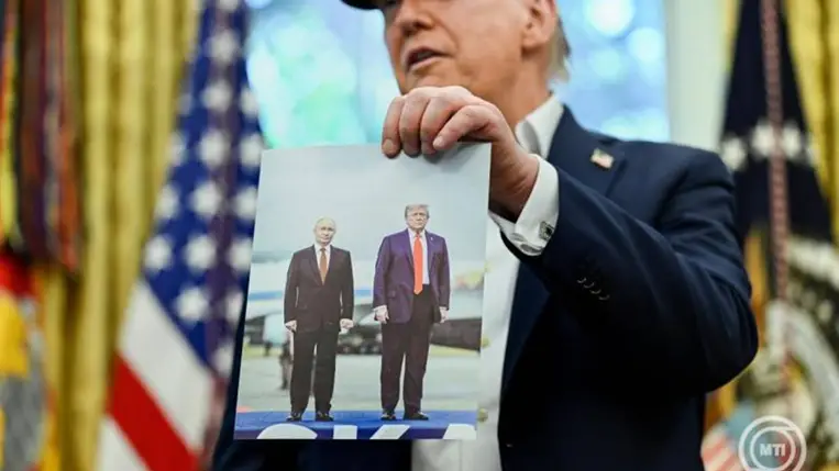 Donald Trump amerikai elnök az augusztusi alaszkai csúcson Vlagyimir Putyin orosz elnökkel készült felvételek egyikét mutatja a a washingtoni Fehér Ház Ovális irodájában 2025. augusztus 22-én. MTI/EPA/UPI pool/Annabelle Gordon