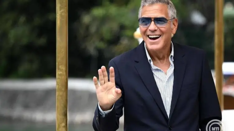 George Clooney amerikai színész a 82. Velencei Nemzetközi Filmfesztiválra érkezik 2025. augusztus 27-én, a szeptember 6-ig tartó filmes seregszemle nyitónapján. MTI/EPA/ANSA/Ettore Ferrari