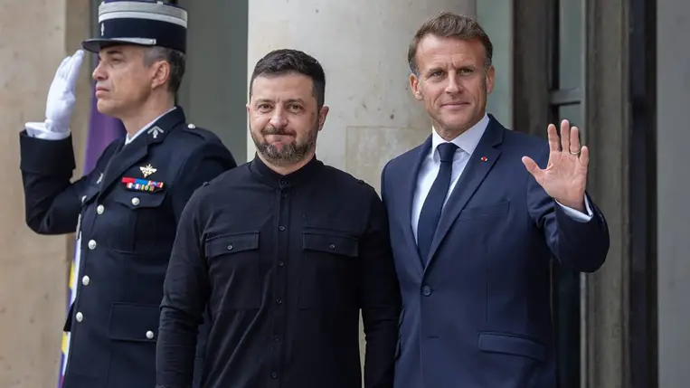  Emmanuel Macron francia elnök ukrán hivatali partnerét, Volodimir Zelenszkijt fogadja a párizsi csúcson (Fotó: MTI/EPA/Christophe Petit Tesson)