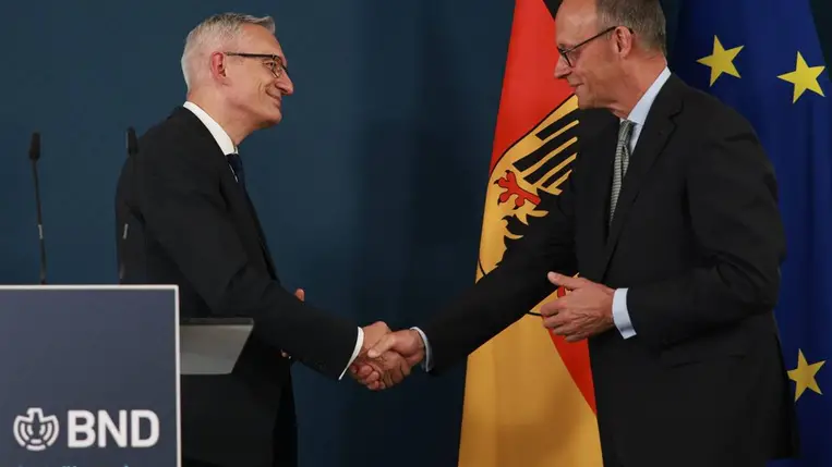 Martin Jäger, a német szövetségi hírszerző szolgálat (BND) vezetője és Friedrich Merz német kancellár (Fotó: MTI/EPA/Clemens Bilan)