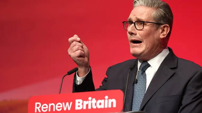 Keir Starmer brit miniszterelnök a brit Munkáspárt vezére pártjának liverpooli kongresszusán beszél 2025. szeptember 30-án.MTI/EPA/Adam Vaughan