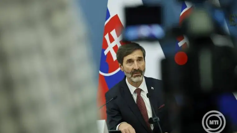 Juraj Blanár szlovák külügyminiszter a lett hivatali partnerével, Baiba Brazéval tartott sajtóértekezleten a megbeszeléséküt követően a rigai külügyminisztériumban 2025. október 3-án. MTI/EPA/Toms Kalnins