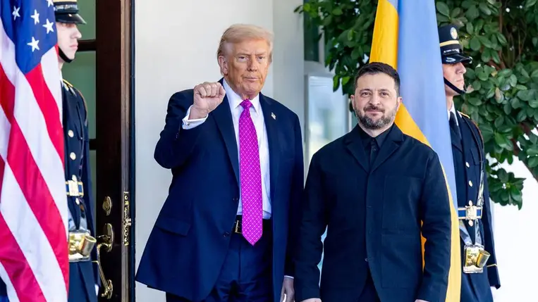 Donald Trump amerikai elnök (b) fogadja Volodimir Zelenszkij ukrán államfőt a washingtoni Fehér Házban 2025. október 17-én (Fotó: MTI/EPA/Shawn Thew)