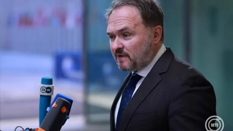 Dan Jorgensen, az Európai Bizottság energia- és lakhatásügyért felelős tagja a sajtó képviselőinek nyilatkozik az európai uniós tagországok külügyminisztereinek luxembourgi tanácskozása előtt 2025. október 20-án. MTI/EPA/Olivier Hoslet