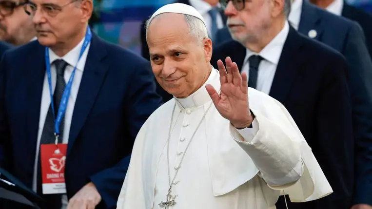 XIV. Leó pápa a békéért tartott vallásközi imatalálkozóra érkezik a római Colosseumban 2025. október 28-án (Fotó: MTI/EPA-ANSA/Giuseppe Lami)