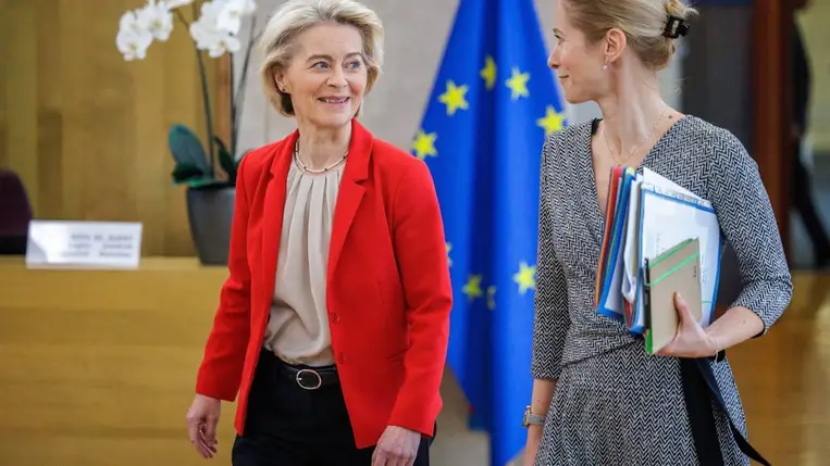 Ursula von der Leyen, az Európai Bizottság (EB) elnöke (b) és Kaja Kallas, az Európai Unió kül- és biztonságpolitikai főképviselője érkezik a bizottság heti ülésére Brüsszelben 2025. november 4-én (Fotó: MTI/EPA/Olivier Matthys)