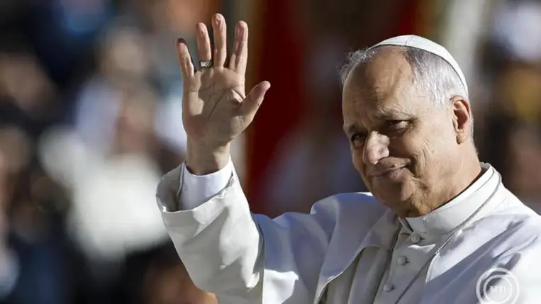 XIV. Leó pápa heti általános audienciájára érkezik a vatikáni Szent Péter téren 2025. november 5-én. MTI/EPA/ANSA/Angelo Carconi