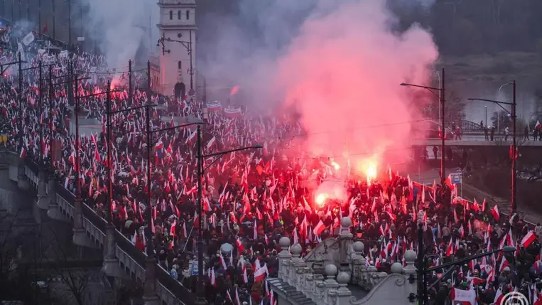 A lengyel függetlenség napi felvonulás résztvevői átkelnek a Visztula egyik hídján Varsóban 2025. november 11-én. MTI/EPA/PAP/Pawel Supernak