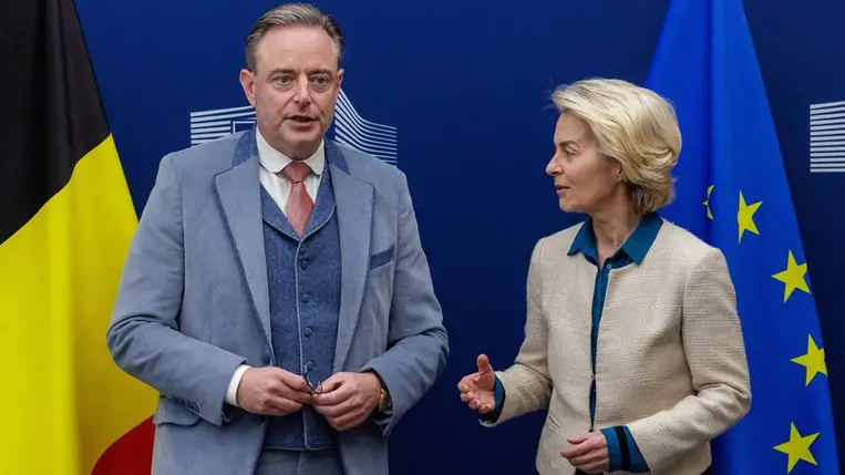 Bart De Wever belga miniszterelnök és Ursula von der Leyen, az Európai Bizottság (EB) elnöke megbeszélésre érkezik a bizottság brüsszeli székházában 2025. november 14-én (Fotó: MTI/EPA/Olivier Matthys)