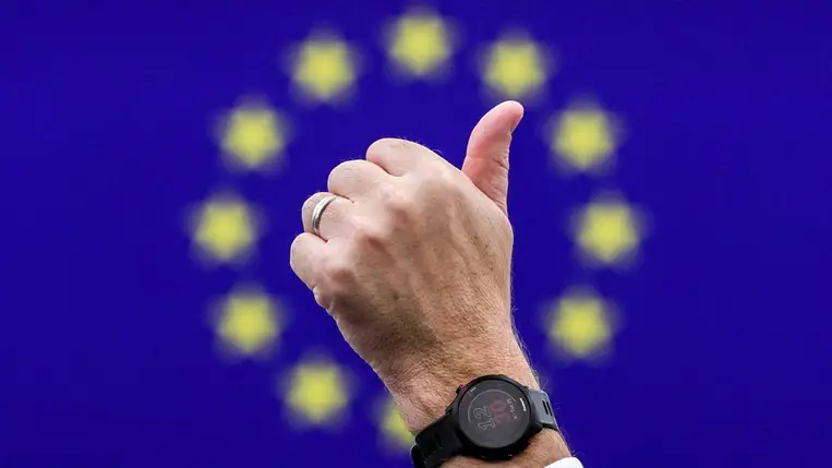  A parlament egyik képviselője fölmutatja a hüvelykujját egy szavazás során az Európai Parlament plenáris ülésén Strasbourgban 2025. november 25-én (Fotó: MTI/EPA/Ronald Wittek)