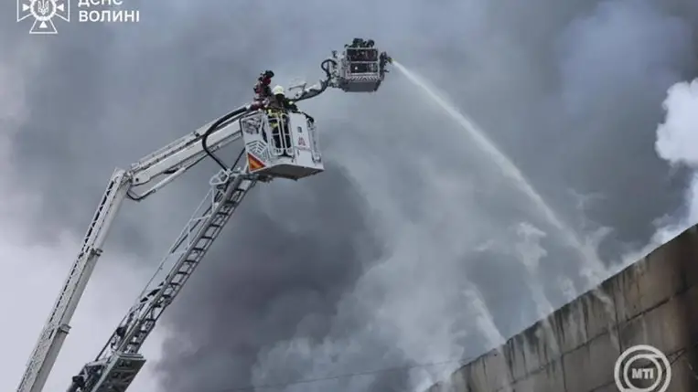 Az ukrán Állami Katasztrófaelhárító Szolgálat képén lángoló épület a Volinyi területen egy éjszakai orosz rakéta- és dróntámadás után, 2025. december 6-án. MTI/EPA/Ukrán Állami Katasztrófaelhárító Szolgálat