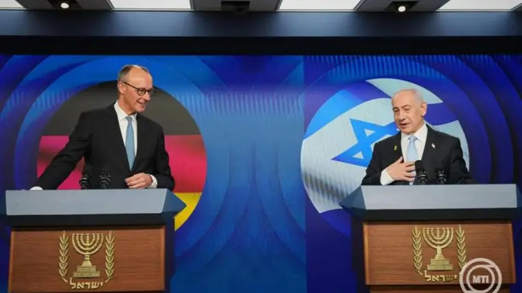 Friedrich Merz német kancellár (b) és Benjámin Netanjahu izraeli miniszterelnök a jeruzsálemi találkozóján tartott sajtóértekezleten 2025. december 7-én. MTI/EPA/AP pool/Ariel Schalit