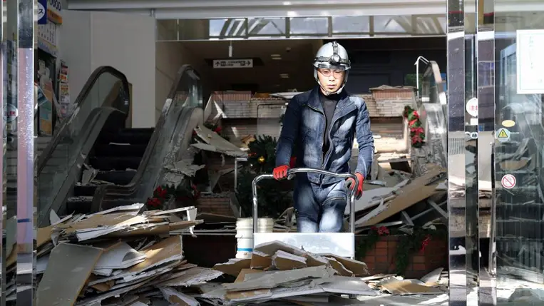 Sok a sérültje a japán földrengésnek, újabb erős rengés veszélyére figyelmeztették a lakosságot. Fotó: MTI/EPA/Jiji Press