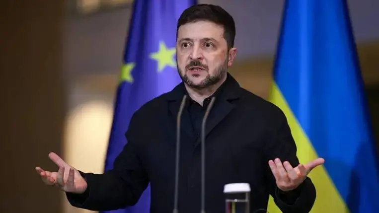 Volodimir Zelenszkij ukrán elnök a berlini kancellári hivatalban 2025. december 15-én (Fotó: MTI/EPA/Clemens Bilan)
