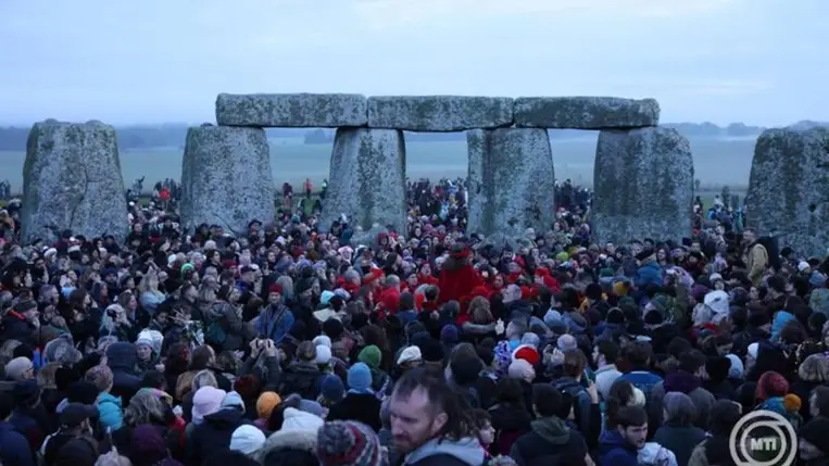 Amesbury, 2025. december 21. A téli napfordulót ünneplik az angliai Stonehenge-nél, Amesbury közelében 2025. december 21-én. MTI/EPA/Neil Hall