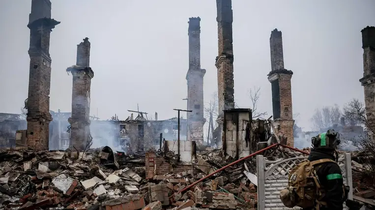 Romos épület a kelet-ukrajnai Donyecki területen fekvő Konsztantyinovkában 2025. december 20-án, az Ukrajna elleni orosz háború alatt (Fotó: MTI/EPA/24. gépesített dandár)