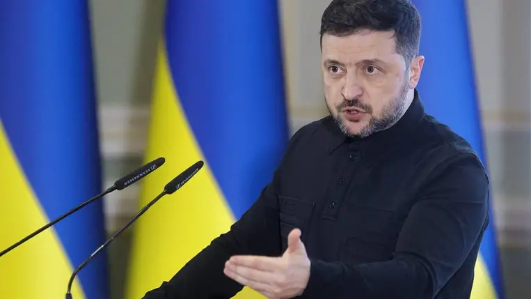 Volodimir Zelenszkij ukrán elnök sajtóértekezletet tart Kijevben 2025. december 22-én (MTI/EPA/Szerhij Dolzsenko)