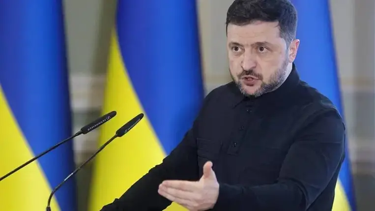 Volodimir Zelenszkij ukrán elnök sajtóértekezletet tart Kijevben 2025. december 22-én (MTI/EPA/Szerhij Dolzsenko)