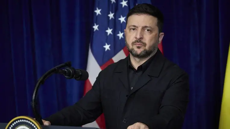 Volodimir Zelenszkij ukrán elnök a Donald Trump amerikai elnökkel tartott sajtóértekezleten a floridai Palm Beachben lévő Mar-a-Lago elnöki rezidencián 2025. december 28-án (Fotó: MTI/EPA/Elnöki hivatal sajtószolgálata)