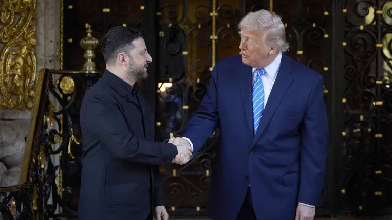 Donald Trump amerikai elnök (j) és Volodimir Zelenszkij ukrán elnök kezet fog a floridai Palm Beachben lévő Mar-a-Lago elnöki rezidencián 2025. december 28-án (Fotó: MTI/EPA/Elnöki hivatal sajtószolgálata)