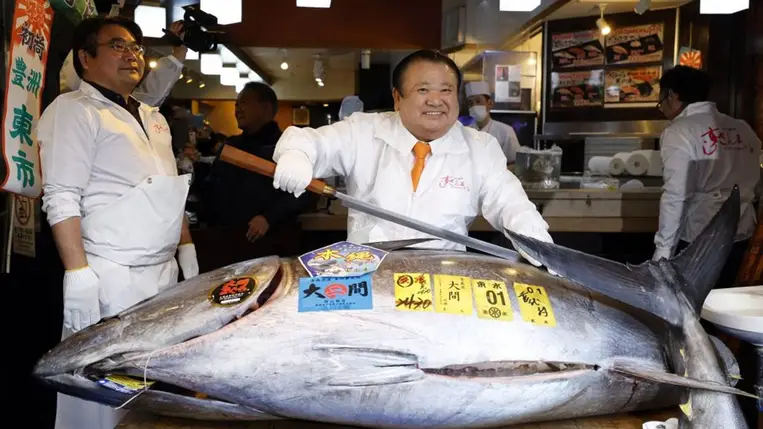 Kimura Kijosi, a Sushi Zanmai étteremlánc tulajdonosa egy 243 kilogrammos kékuszonyú tonhalat mutat a tokiói Cukidzsi negyedben lévõ éttermében 2026. január 5-én (Fotó: MTI/EPA/Franck Robichon)