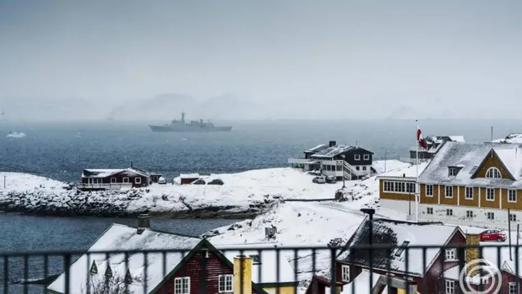 A dán haditengerészet Vaedderen járőrhajója a grönlandi főváros, Nuuk óceánpartján 2026. január 18-án. MTI/EPA/Ritzau/Mads Claus Rasmussen