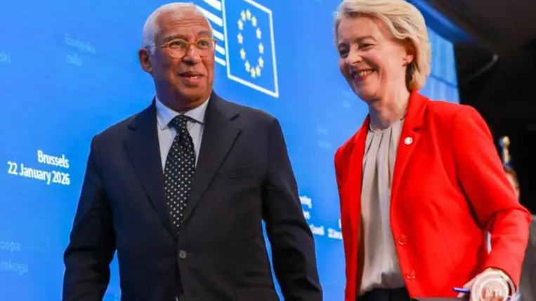 António Costa, az Európai Tanács elnöke (b) és Ursula von der Leyen, az Európai Bizottság elnöke sajtóértekezletre érkezik az uniós tagállamok csúcstalálkozója után Brüsszelben 2026. január 23-án hajnalban. MTI/EPA/Olivier Hoslet
