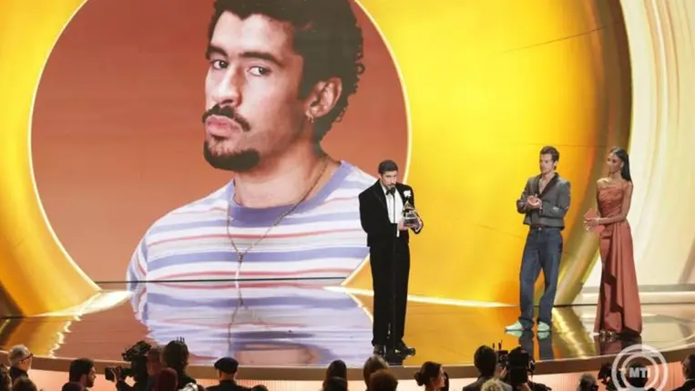 Bad Bunny Puerto Ricói-i énekes (b) az év legjobb albumáért járó elismeréssel a Grammy-díjak 68. átadási ünnepségén a Los Angeles-i Crypto.com Arénában 2026. február 1-jén. MTI/EPA/Chris Torres