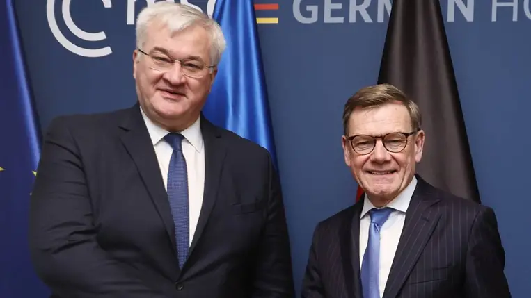 Johann Wadephul német külügyminiszter fogadja ukrán hivatali partnerét, Andrij Szibihát a 62. nemzetközi biztonságpolitikai konferencián Münchenben 2026. február 13-én (Fotó: MTI/EPA/Getty Images pool/Johannes Simon)