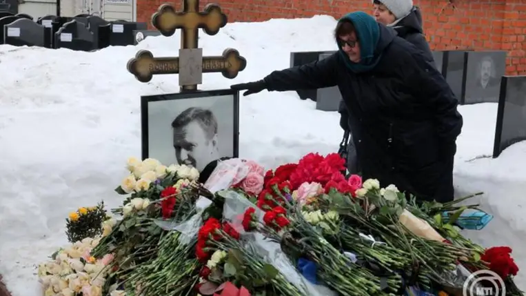 Ljudmilla Navalnaja, a néhai Alekszej Navalnij orosz ellenzéki politikus édesanjya (elöl) a fia halálának második évfordulóján tartott megemlékezésen a moszkvai Boriszovszkoje temetőben lévő sírjánál 2026. február 16-án. Navalnij börtönben halt meg 47 éves korában. MTI/EPA/Makszim Sipenkov