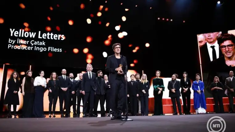 Ilker Catak német rendező a Gelbe Briefe című alkotásáért a legjobb filmnek odaítélt fődíjjal, az Arany Medvével a 76. Berlini Nemzetközi Filmfesztivál díjkiosztó ünnepségén Berlinben 2026. február 21-én. MTI/EPA/Clemens Bilan