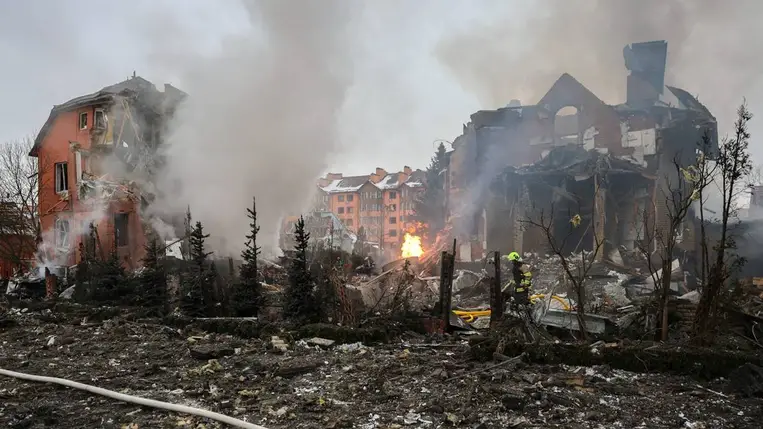 Ukrán tűzoltók egy orosz légicsapás helyszínén, Kijev térségében 2026. február 22-én. MTI/EPA/STRINGER.