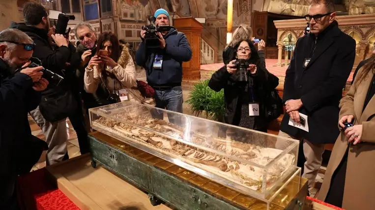 Bemutatják Assisi Szent Ferenc földi maradványait a nevét viselő székesegyház altemplomában, a perugiai Assisiben 2026. február 21-én (Fotó: MTI/EPA/ANSA/Gianluigi Basilietti)