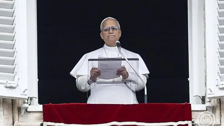 XIV. Leó pápa Úrangyala (Angelus) imádságát mondja a vatikáni lakosztályának a római Szent Péter térre néző ablakából 2026. március 15-én. MTI/EPA/ANSA/Angelo Carconi