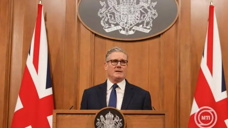 Keir Starmer brit miniszterelnök a közel-keleti konfliktus fejleményeiről tart sajtótájékoztatót a londoni kormányfői rezidencián, a Downing Street 10-ben 2026. április elsején. MTI/EPA/Bloomberg pool/Betty Laura Zapata
