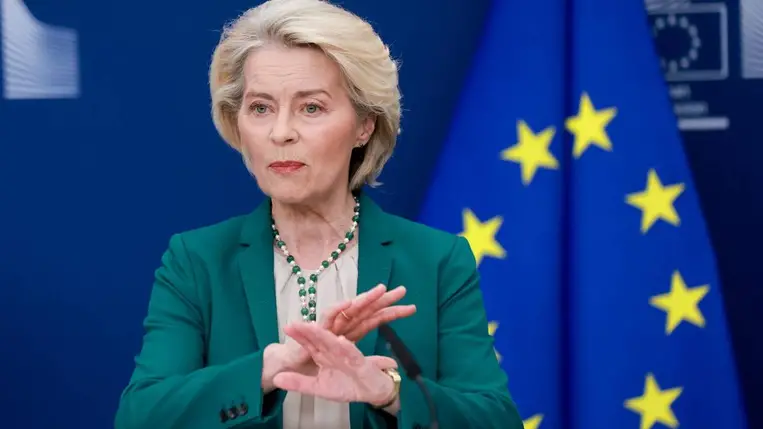  Ursula von der Leyen, az Európai Bizottság elnöke sajtóértekezleten Brüsszelben 2026. április 15-én (Fotó: MTI/EPA/Olivier Hoslet)