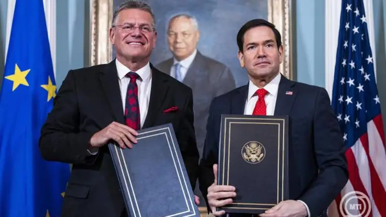 Maros Sefcovic, az Európai Bizottság kereskedelemért és gazdasági biztonságért felelős tagja (b) és Marco Rubio amerikai külügyminiszter a dokumentumokkal  Washingtonban 2026. április 24-én. MTI/EPA/Jim Lo Scalzo