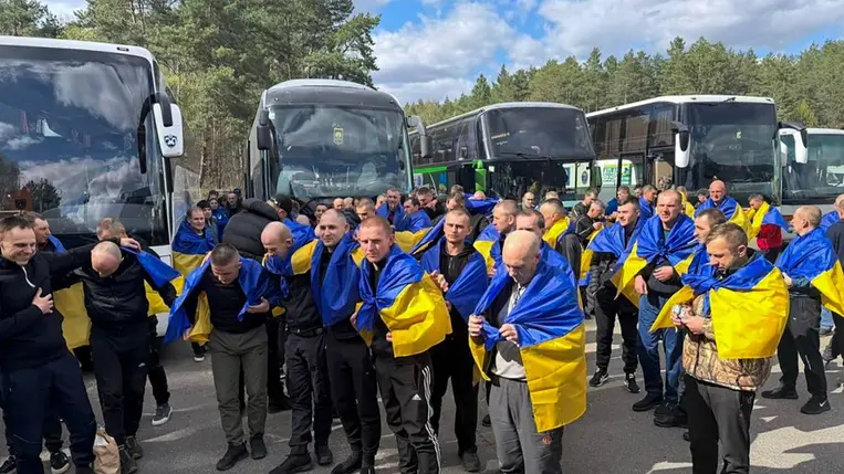 Orosz hadifogságból szabadult ukrán katonák, miután különbusszal Ukrajnába érkeztek 2026. április 24-én. Ukrajna és Oroszország újabb hadifogolycserét hajtott végre, amelynek keretében 193 ukrán katona térhetett vissza hazájába (Fotó: MTI/EPA/Ukrán elnöki sajtószolgálat)